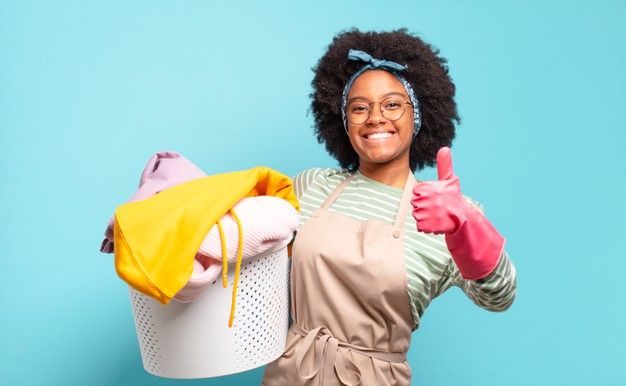 Professionnelle de ménage souriante